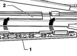 Прижатие нижней накладки к верхней кромке (стрелки) планки-держателя