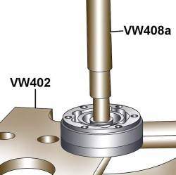 Использование упорной плиты VW402 и оправки VW408а для выпрессовки вала привода из шарнира