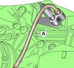 Установка прозрачного шланга (А) на штуцер прокачки рабочего цилиндра привода сцепления