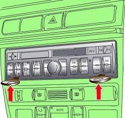 Использование специальных ключей для извлечения радиоприемника из гнезда в панели приборов