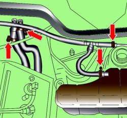 Расположение хомутов крепления шлангов системы охлаждения к расширительному бачку (стрелки справа) и к штуцерам отопителя (стрелки слева) на перегородке моторного отсека