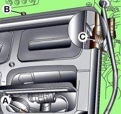 Расположение болтов (А, В) крепления впускного канала и зажима (С) крепления оболочки троса управления