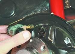Замена рабочих цилиндров тормозных механизмов задних колес