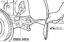 Выпрессовка пальца шарового шарнира наконечника рулевой тяги из поворотного кулака с помощью съемника 09568-34000