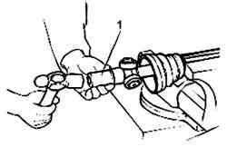 Использование молотка и специального инструмента (1) для запрессовки опоры роликов на приводной вал