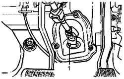 Расположение болта (1), соединяющего шарнир с валом шестерни рулевого механизма