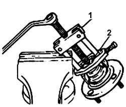 Использование специального инструмента 09455–21000 (1) и 09545–34100 (2) для снятия внутреннего кольца подшипника со ступицы