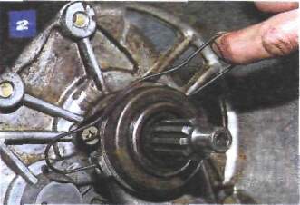 Снятие механизма привода выключения сцепления на автомобиле с двигателем УМПО-331