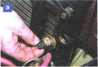 Снятие датчика включения электровентилятора на автомобиле с двигателем УМПО-331