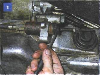 Снятие рабочего цилиндра гидропривода сцепления на автомобиле с двигателем УМПО-331