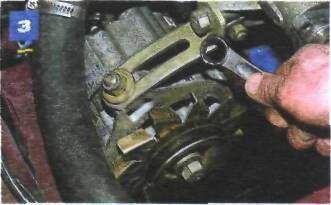 Снятие крышки в сборе насоса охлаждающей жидкости на автомобиле с двигателем ВАЗ-2106