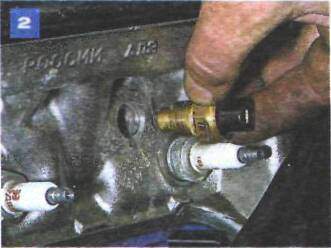 Замена датчика температуры охлаждающей жидкости для комбинации приборов на автомобиле с двигателем ВАЗ-2106