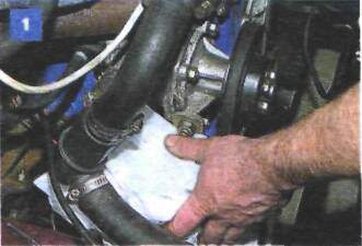 Снятие и проверка термостата на автомобиле с двигателем ВАЗ-2106