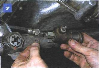 Снятие рабочего цилиндра гидропривода сцепления на автомобиле с двигателем УМПО-331