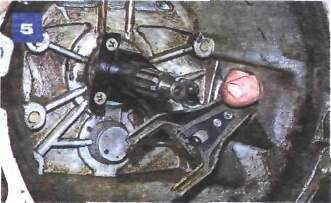 Снятие механизма привода выключения сцепления на автомобиле с двигателем УМПО-331