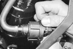 Снятие и установка электромагнитного клапана продувки адсорбера