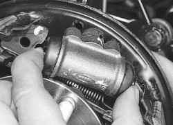 Замена рабочего цилиндра тормозных механизмов задних колес