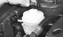 Проверка уровня и доливка рабочей жидкости в бачок гидроусилителя рулевого управления