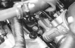Проверка уровня и доливка масла в механическую коробку передач и рабочей жидкости в автоматическую коробку передач