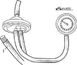 Отсоединение вакуумного шланга (1) от контрольного клапана продувки №3