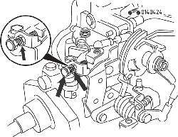 Расположение контргайки и винта регулировки частоты вращения коленчатого вала двигателя на холостом ходу RF-N