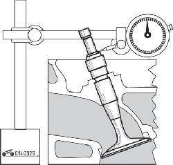 Измерение зазора между клапаном и направляющей втулкой с помощью стрелочного индикатора