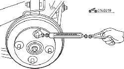 Измерение предварительной нагрузки подшипника заднего колеса с помощью пружинного динамометра