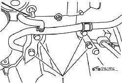 Расположение верхних болтов (1) крепления коробки передач к двигателю