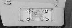 Софитные лампы в противосолнечных козырьках установлены в пружинных контактах (стрелки)