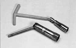 Свечной ключ SW 16 и специальный торцовый ключ с резиновым уплотнением