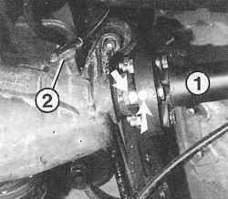 Места маркировки заднего карданного вала (стрелки)