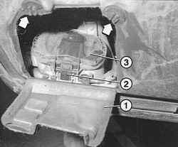 После открытия двух поворотных держателей открывается доступ к задней части противотуманной фары