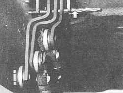 Фиксация промежуточных рычагов механической коробки переключения передач с помощью сверла (стрелка) диаметром 5,9 мм