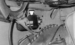 Комби-реле (стрелка) для управления стеклоподъемниками и сдвижным люком находится с левой стороны под обивкой багажника
