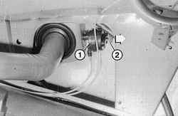 Получить доступ к запорному механизму (1) лючка топливного бака можно, сняв правую боковую обивку багажника. Если из-за неисправности в системе центральной блокировки лючок не открывается, потяните за толкатель (2) по стрелке. В этом случае помощник должен одновременно снаружи открывать лючок