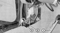 После снятия боковой обивки (1) пространства для ног открывается доступ к вакуумным (2) и электрическим (3) разъемам