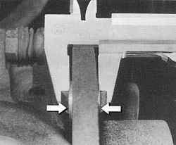 Измерение толщины диска с помощью двух монет (стрелки)