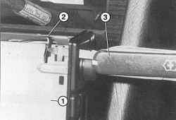 Для снятия магнитолы (1) необходимо разжать боковые пружины (2) крепления в отверстии центральной консоли. При отсутствии необходимого инструмента это можно сделать ножом (3) с узким лезвием, сняв предварительно пепельницу
