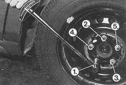 Затяните болты крепления колеса в показанном порядке моментом 110 Н·м
