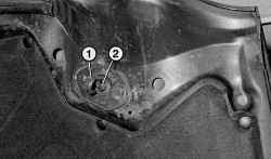 Для регулировки скобы (1) замка на капоте ослабьте момент затяжки контргайки (2) и вращайте скобу в нужную сторону