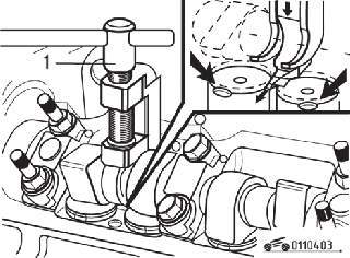 Использование специального инструмента (1) для регулировки зазора в приводе клапанов