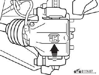 Проверка толщины накладок тормозных колодок через специальное отверстие в корпусе суппорта