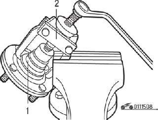 Использование специального съемника МВ990810 (2) для снятия со ступицы внутреннего кольца (1) подшипника