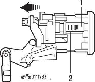 Направление нажатия усика (2) для снятия зажима (1) и облицовки цилиндра замка крышки багажника
