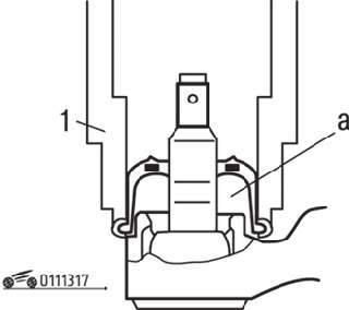 Использование специального инструмента (1) для установки защитного чехла на палец шарового соединения наконечника рулевой тяги и место (а) нанесения смазки