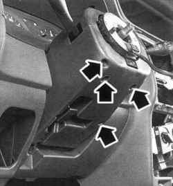 Винты крепления верхней и нижней частей кожуха облицовки вала рулевого управления