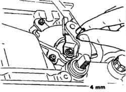 3.5г При регулировке переключателя на полноприводных автомобилях 1987 - 88 г.г. пропустите пруток через отверстия в переключателе и рычаге селектора
