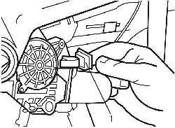 Отсоединение контактного разъема электродвигателя стеклоподъемника