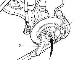 Отворачивание гайки крепления привода передних колес