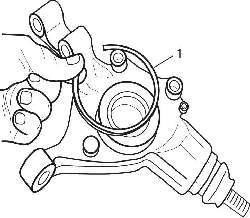 Снятие стопорного кольца (1), удерживающего подшипник ступицы переднего колеса